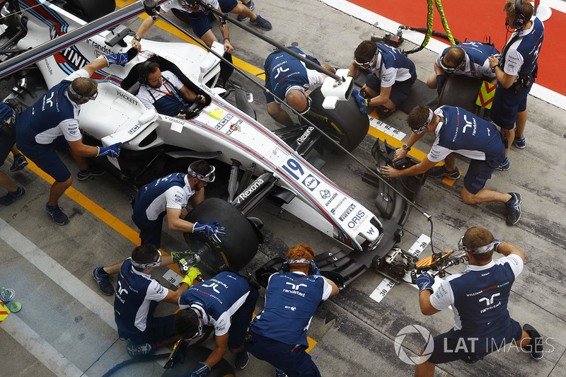 The Williams conducts a practice pit stop