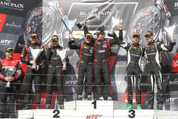 Podium: winnaars Marcel Fassler, Dries Vanthoor, Belgian Audi Club Team WRT, tweede plaats Jake Denn