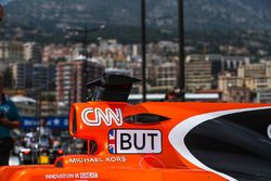 La voiture de Jenson Button, McLaren MCL32, dans l'allée des stands