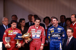Podium: ganador, Ayrton Senna, McLaren, segundo, Jean Alesi, Ferrari, tercero, Nigel Mansell, Williams, Principe Rainier, Princesa Stephanie de Mónaco, Principe Albert de Mónaco, Ron Dennis, McLaren