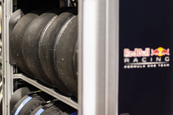 Neumáticos Pirelli en el garaje de Red Bull Racing