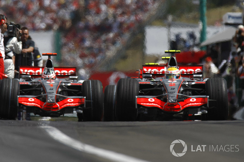 Lewis Hamilton, McLaren MP4-22, precede il compagno di squadra Fernando Alonso, McLaren MP4-22 all'u