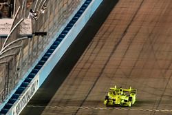 Simon Pagenaud, Team Penske Chevrolet, krijgt de zwartwit geblokte vlag