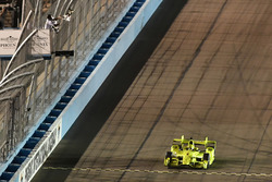Simon Pagenaud, Team Penske Chevrolet, krijgt de zwartwit geblokte vlag