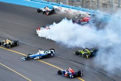 Sébastien Bourdais, Dale Coyne Racing Honda, Mikhail Aleshin, Schmidt Peterson Motorsports Honda, Marco Andretti, Andretti Autosport Honda Crash at the start