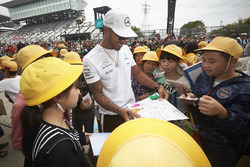 Lewis Hamilton, Mercedes AMG F1, meets some young fans in the pits