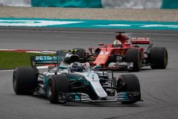 Valtteri Bottas, Mercedes AMG F1 W08, Sebastian Vettel, Ferrari SF70H