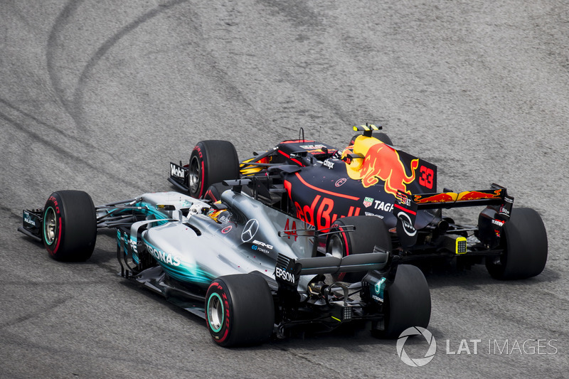 Max Verstappen, Red Bull Racing RB13, menyalip Lewis Hamilton, Mercedes AMG F1 W08, for the lead