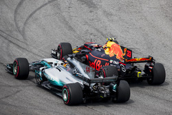 Max Verstappen, Red Bull Racing RB13, passe Lewis Hamilton, Mercedes AMG F1 W08, pour la tête