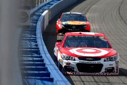 Kyle Larson, Chip Ganassi Racing Chevrolet leads Martin Truex Jr., Furniture Row Racing Toyota