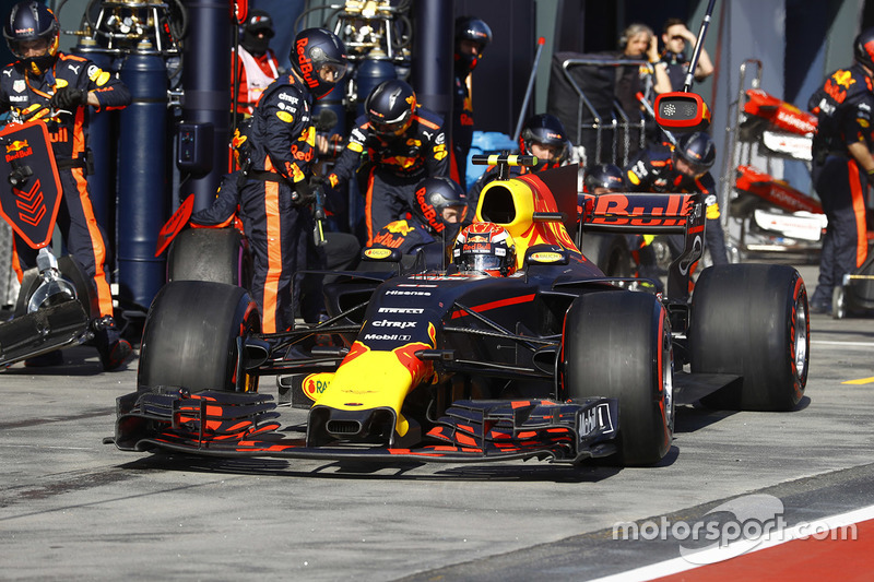 Max Verstappen, Red Bull Racing RB13, maakt een pitstop