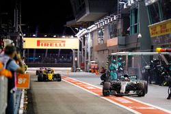 Valtteri Bottas, Mercedes AMG F1 W08, leaves his pit box as Nico Hulkenberg, Renault Sport F1 Team R