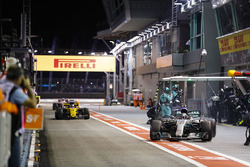 Valtteri Bottas, Mercedes AMG F1 W08, Nico Hulkenberg, Renault Sport F1 Team RS17