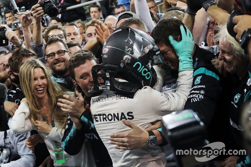 Nico Rosberg, Mercedes AMG F1 festeggia il suo Titolo Mondiale nel parco chiuso con il team e la moglie Vivian Rosberg