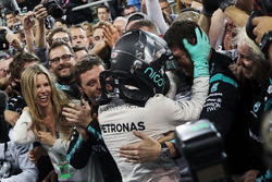 Nico Rosberg, Mercedes AMG F1 festeggia il suo Titolo Mondiale nel parco chiuso con il team e la mog