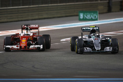 Sebastian Vettel, Ferrari SF16-H, Nico Rosberg, Mercedes AMG F1 W07 Hybrid