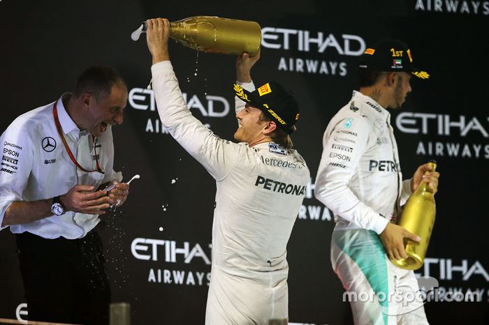 Nico Rosberg, de Mercedes AMG F1 celebra su segunda posición y Campeonato del mundo con Tony Ross, Mercedes AMG F1 carrera de Ingeniero en el podio