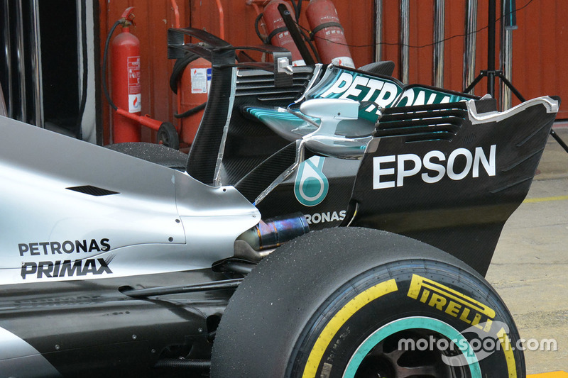 Mercedes AMG F1 W08 dengan sayap-T ganda