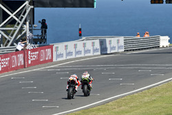 Jonathan Rea, Kawasaki Racing devant Chaz Davies, Ducati Team