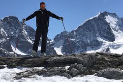 Ivan Jacoma sugli sci in montagna