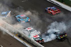 Trevor Bayne, Roush Fenway Racing Ford, Austin Dillon, Richard Childress Racing Chevrolet, Gray Gaulding, Premium Motorsports Toyota wreck