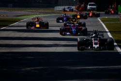 Kevin Magnussen, Haas F1 Team VF-17, Daniil Kvyat, Scuderia Toro Rosso STR12