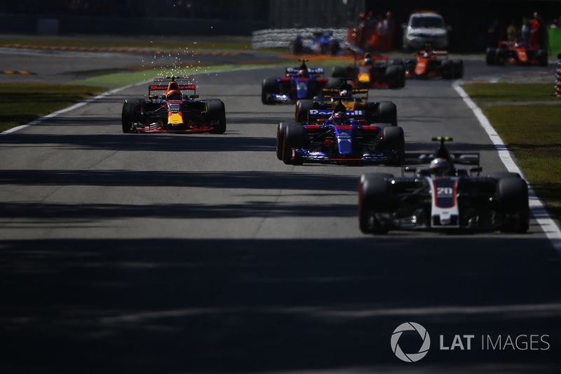Kevin Magnussen, Haas F1 Team VF-17, Daniil Kvyat, Scuderia Toro Rosso STR12