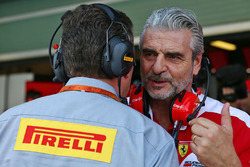 Maurizio Arrivabene, Team Principal Ferrari avec Mario Isola, Directeur de la course chez Pirelli