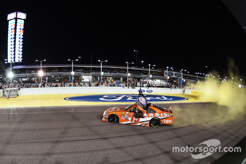 Ganador de la carrera y Campeón 2016 Daniel Suárez, Joe Gibbs Racing Toyota