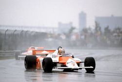 John Watson, McLaren MP4/1-Ford Cosworth devant Mario Andretti, Alfa Romeo 179C