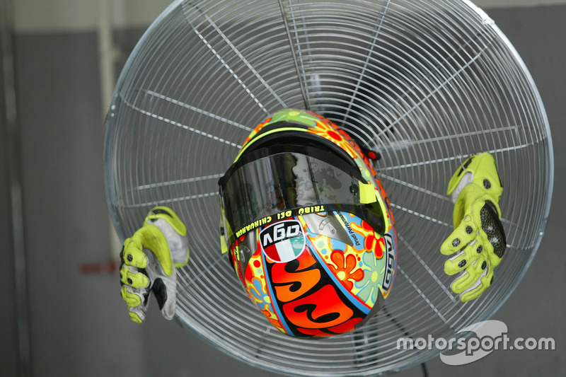 Helmet and gloves of Valentino Rossi, Yamaha MotoGP Team