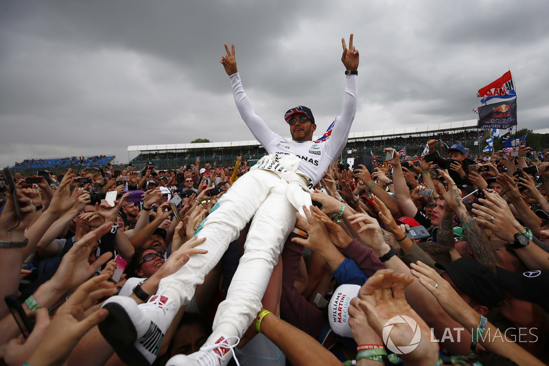 1. Lewis Hamilton, Mercedes AMG F1, mit Fans