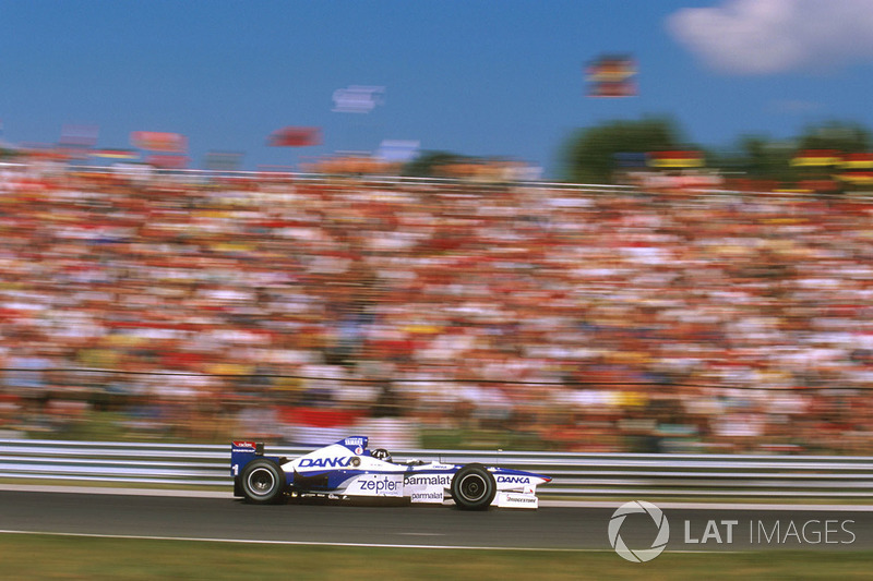 O inglês, campeão de 96, havia deixado a Williams para reconstruir sua carreira em uma equipe diferente. Até então, os resultados vinham sendo discretos.