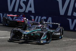 Adam Carroll, Jaguar Racing, leads Alex Lynn, DS Virgin Racing