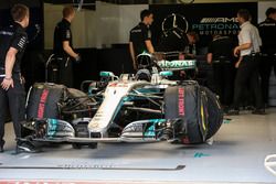 La voiture de Lewis Hamilton, Mercedes-Benz F1 W08 dans le garage