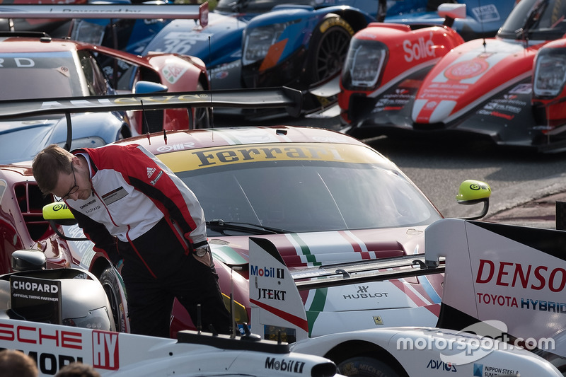 Andreas Seidl, Team Principal Porsche Team, guarda la Toyota Racing Toyota TS050 Hybrid