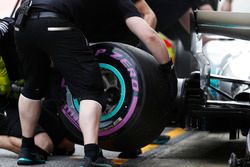 Een ultrasoft Pirelli wordt gewisseld op de auto van Lewis Hamilton