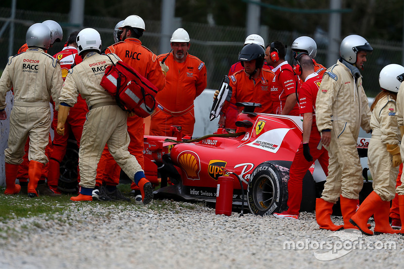 Kimi Raikkonen, Ferrari SF70H, usai kecelakaan