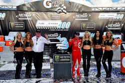 1. Kyle Larson, Chip Ganassi Racing Chevrolet, mit Chip Ganassi und den Monster-Girls