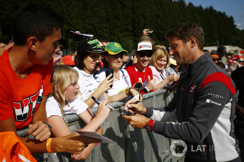 Romain Grosjean, Haas F1 Team, firma de autógrafos para los aficionados