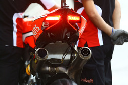 Un échappement Akrapovic sur la moto de Chaz Davies, Ducati Team