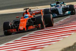 Fernando Alonso, McLaren MCL32; Valtteri Bottas, Mercedes AMG F1 W08