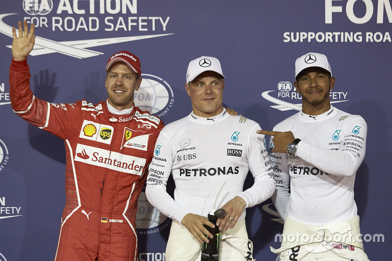 Ganador de la pole Valtteri Bottas, Mercedes AMG, segundo lugar de Lewis Hamilton, Mercedes AMG, ter