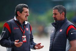 Günther Steiner, Team Principal, Haas F1 Team, parle avec un collègue