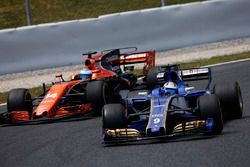 Marcus Ericsson, Sauber C36, Fernando Alonso, McLaren MCL32