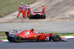 Себастьян Феттель, Ferrari SF70H; на заднем плане - поврежденный SF70H Кими Райкконена