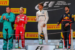 Подіум: переможець Льюіс Хемілтон, Mercedes AMG F1, друге місце - Себастьян Феттель, Ferrari, третє
