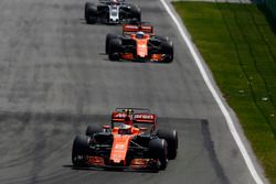 Stoffel Vandoorne, McLaren MCL32, Fernando Alonso, McLaren MCL32