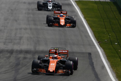 Стоффель Вандорн и Фернандо Алонсо, McLaren MCL32