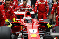 Kimi Raikkonen, Ferrari, est poussé sur la grille par des mécaniciens